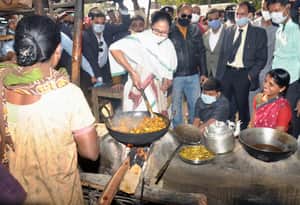 cm mamata banerjee cooking in birbhum