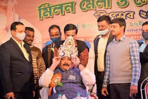 anubrata mondal wearing silver crown রুপোর মুকুট পড়ে তৃণমূলের জেলা সভাপতি অনুব্রত মন্ডল।