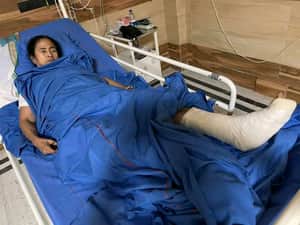 Mamata at hospital bed হাসপাতালে প্লাস্টার করা অবস্থায় শয্যাশায়ী মমতা