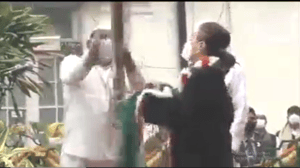 congress flag falls off