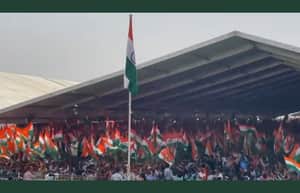 78 thousand people hosting national flag