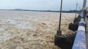 durgapur barrage flood lockgate water irrigation 