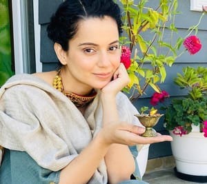 kangana ranaut holding lamp