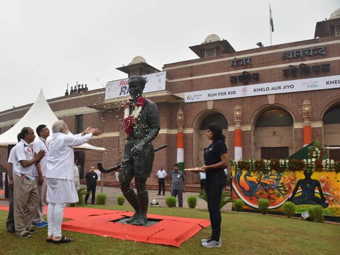 Narendra modi garland Major Dhyan chand Bengali News